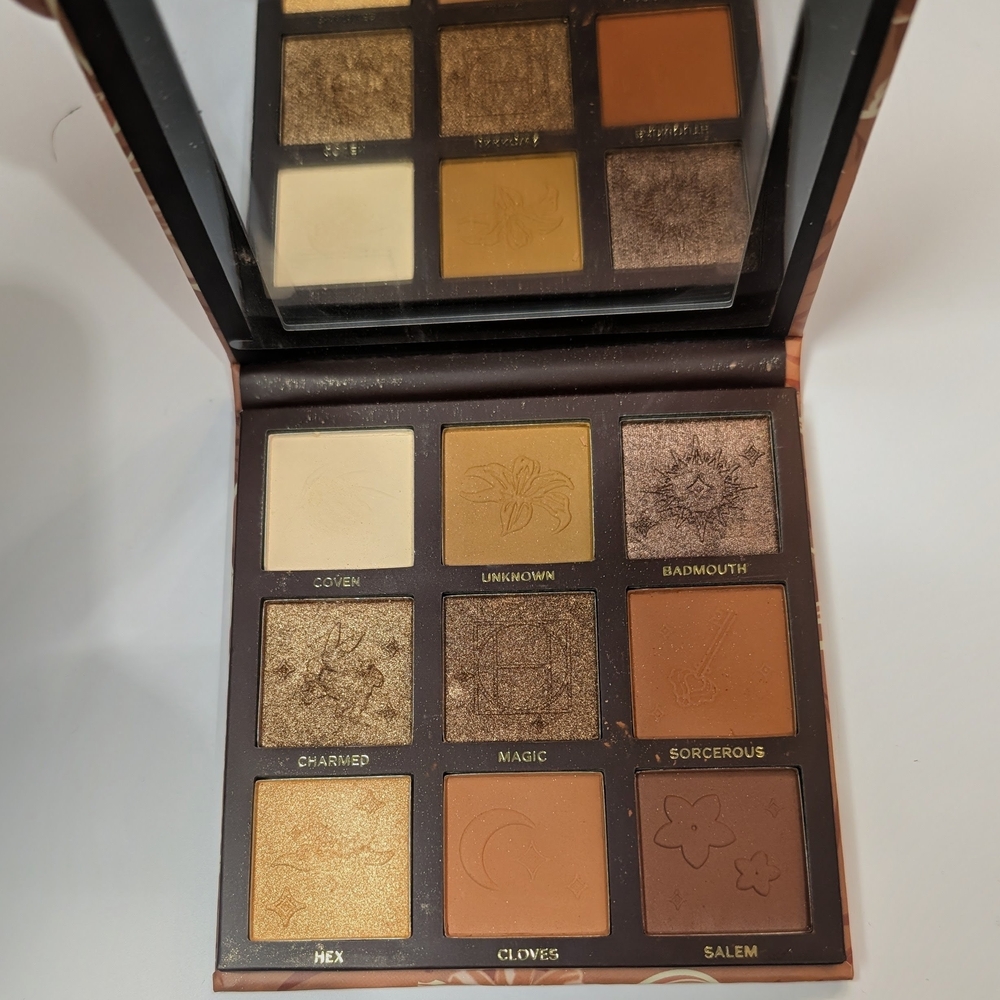 Eyeshadow Palette with Gold and Brown Shades - Picture 1 of 3